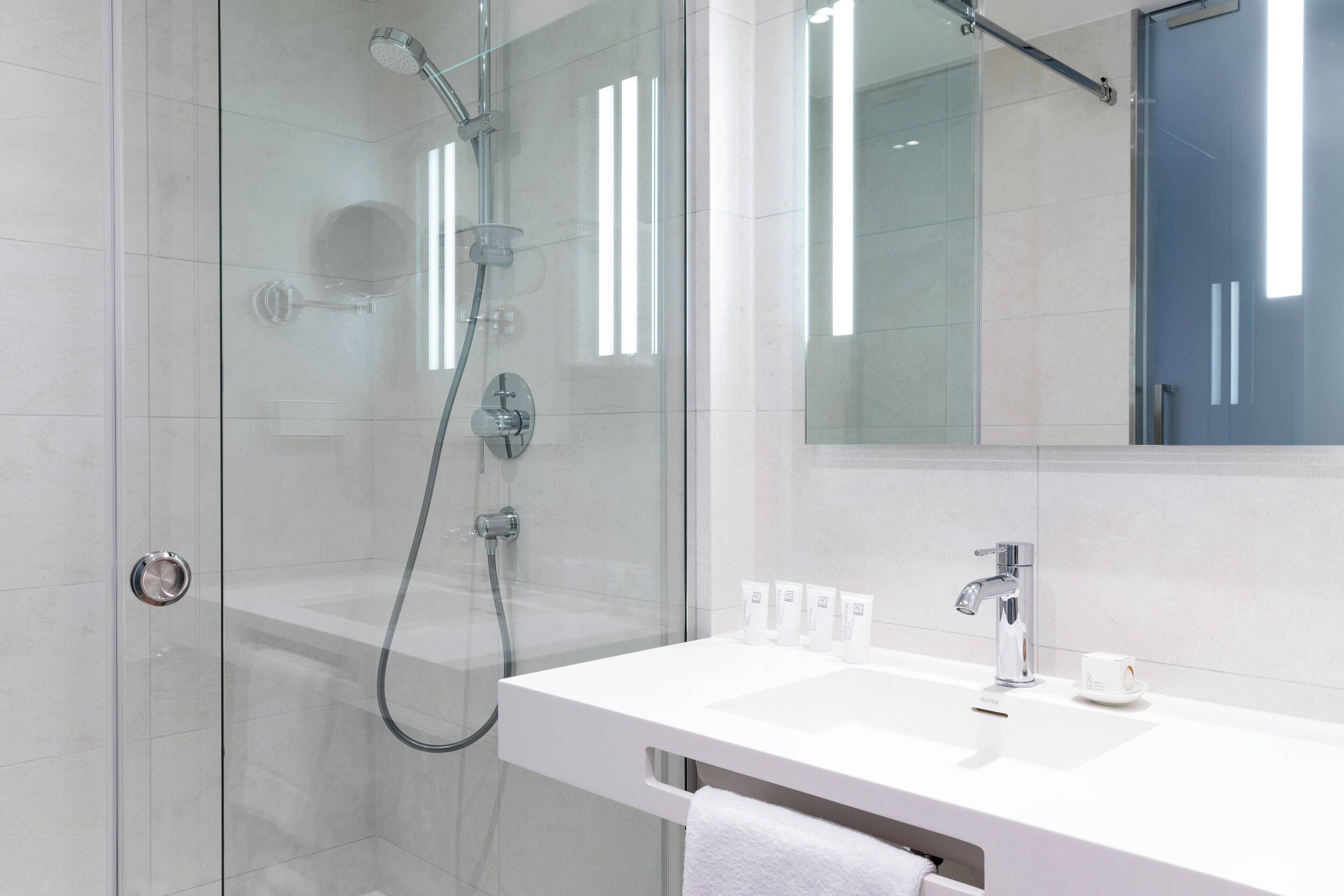 comfort room, 1 king bed | bathroom | hair dryer, towels