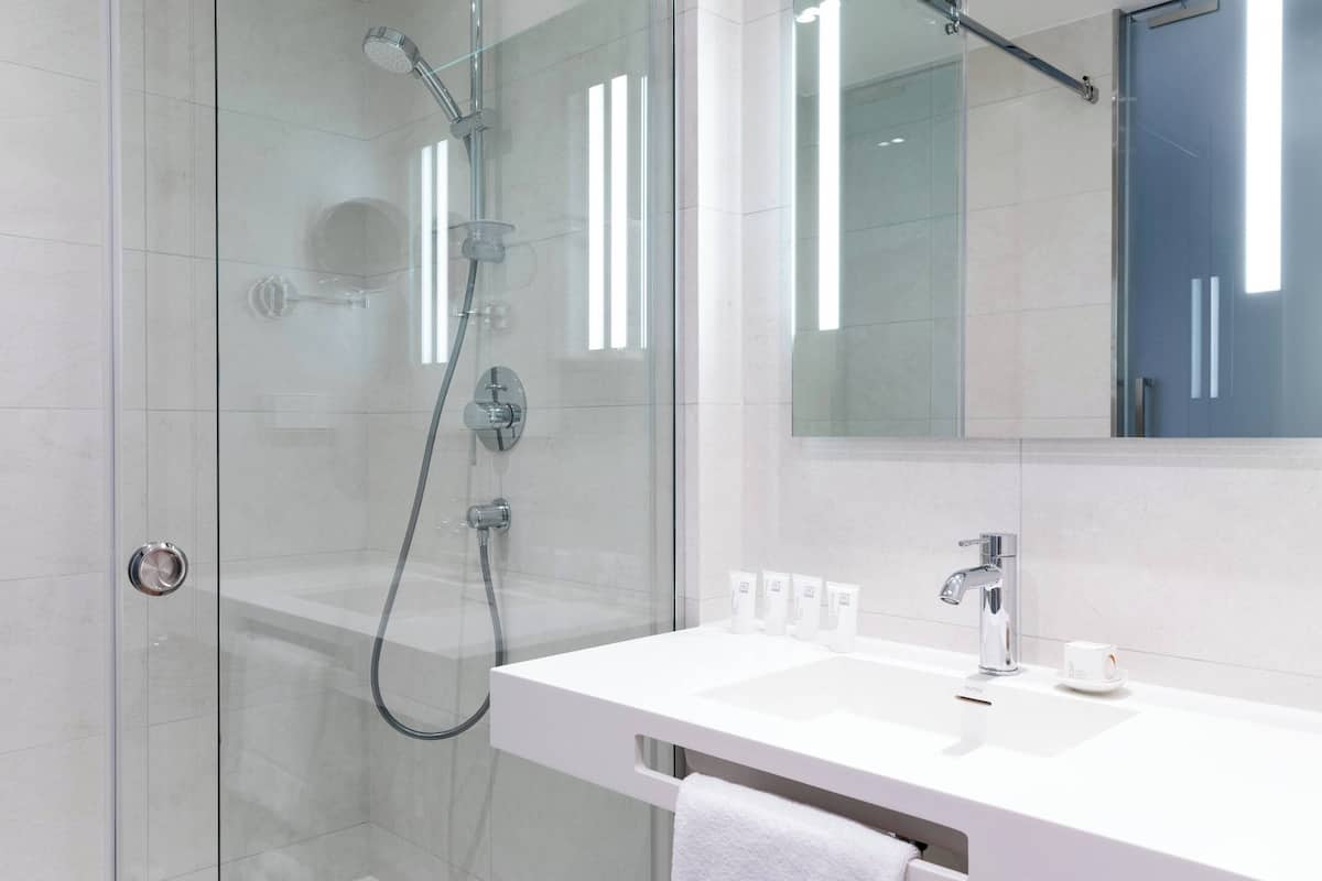 comfort room, 1 king bed | bathroom | hair dryer, towels