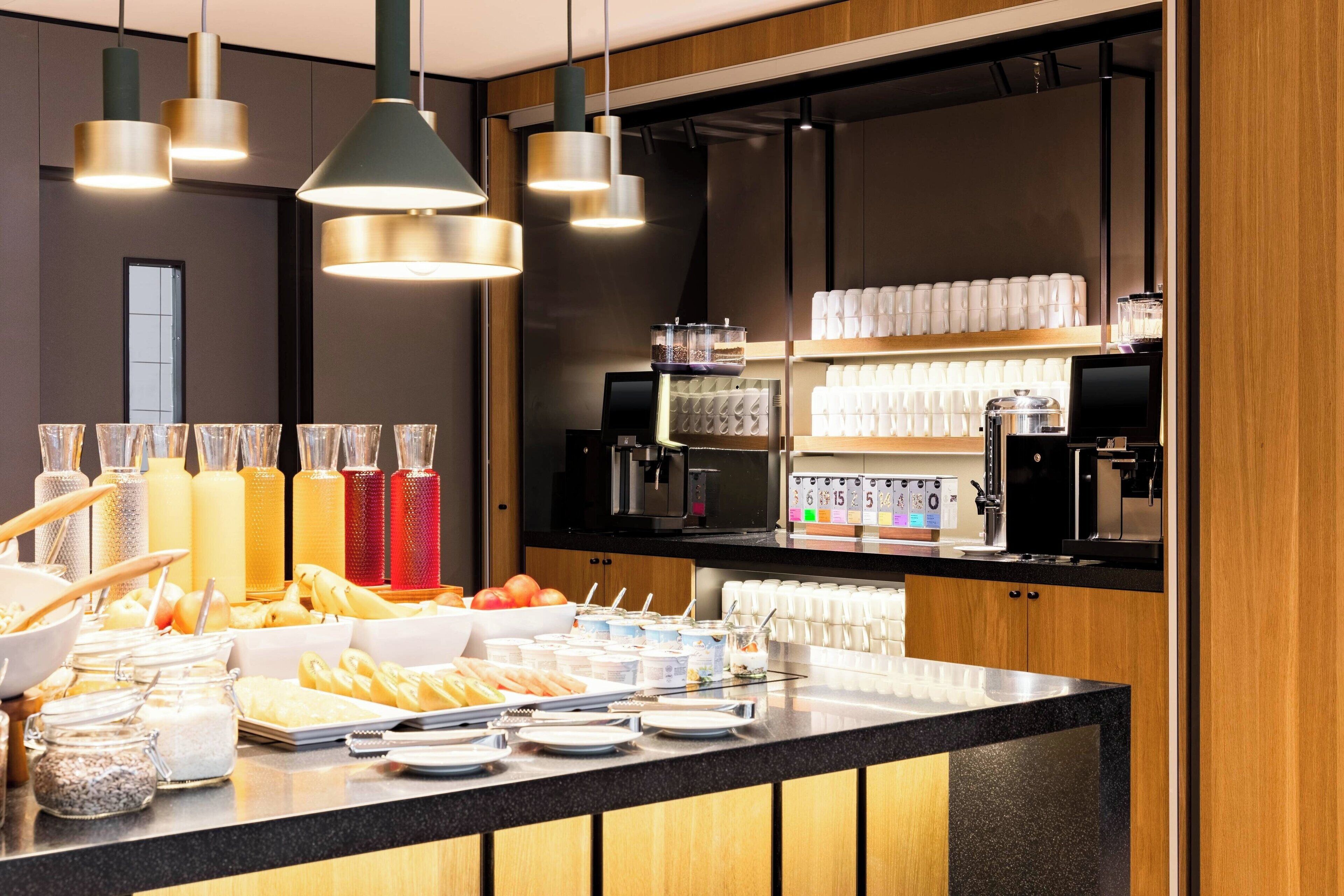 Un banco buffet con diversi cibi e un angolo per il caffè.