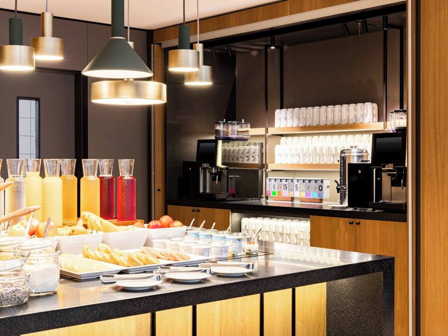 Un mostrador de buffet con diferentes opciones de comida y una estación de café.
