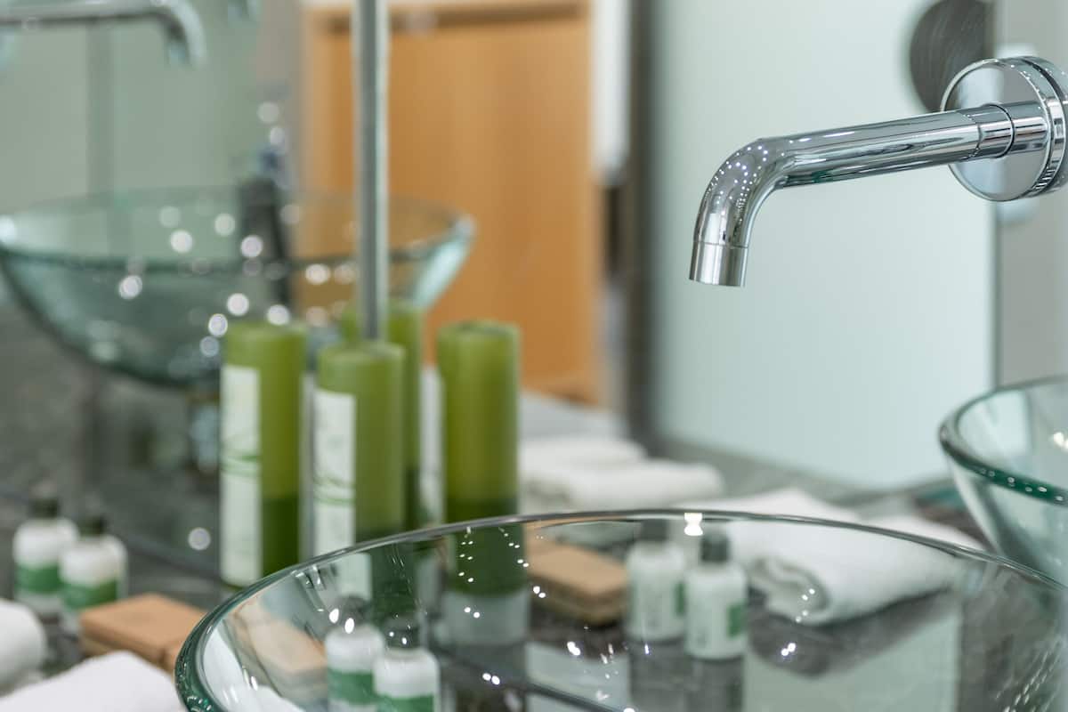 standard double or twin room, partial sea view | bathroom | rainfall showerhead, eco-friendly toiletries, hair dryer, bathrobes