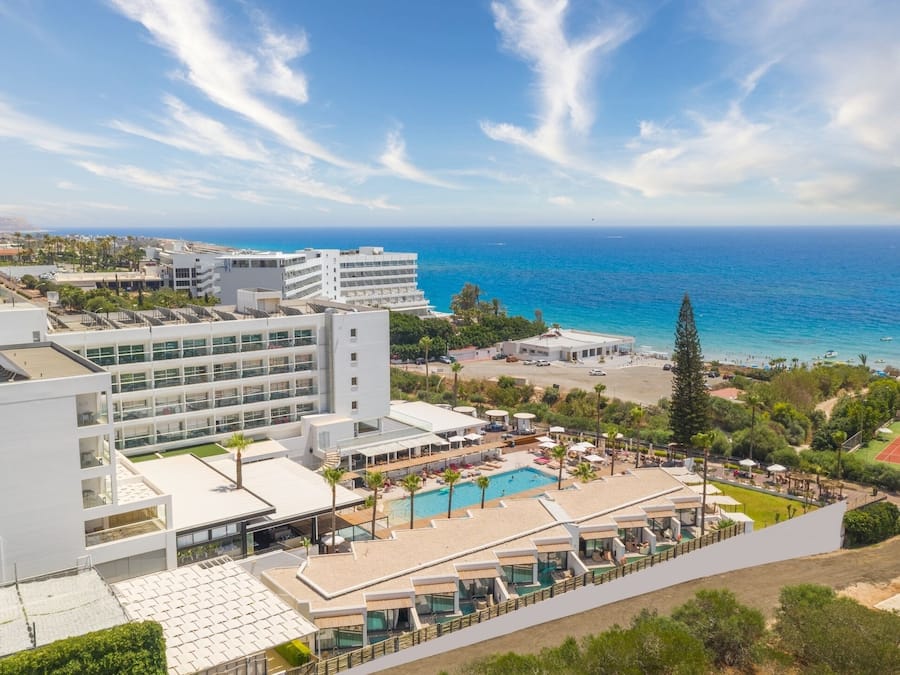 Et resort med swimmingpool, adgang til stranden og havudsigt.