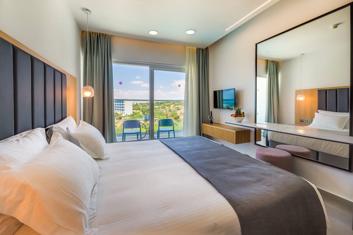 standard double or twin room, partial sea view | 1 bedroom, hypo-allergenic bedding, minibar, in-room safe