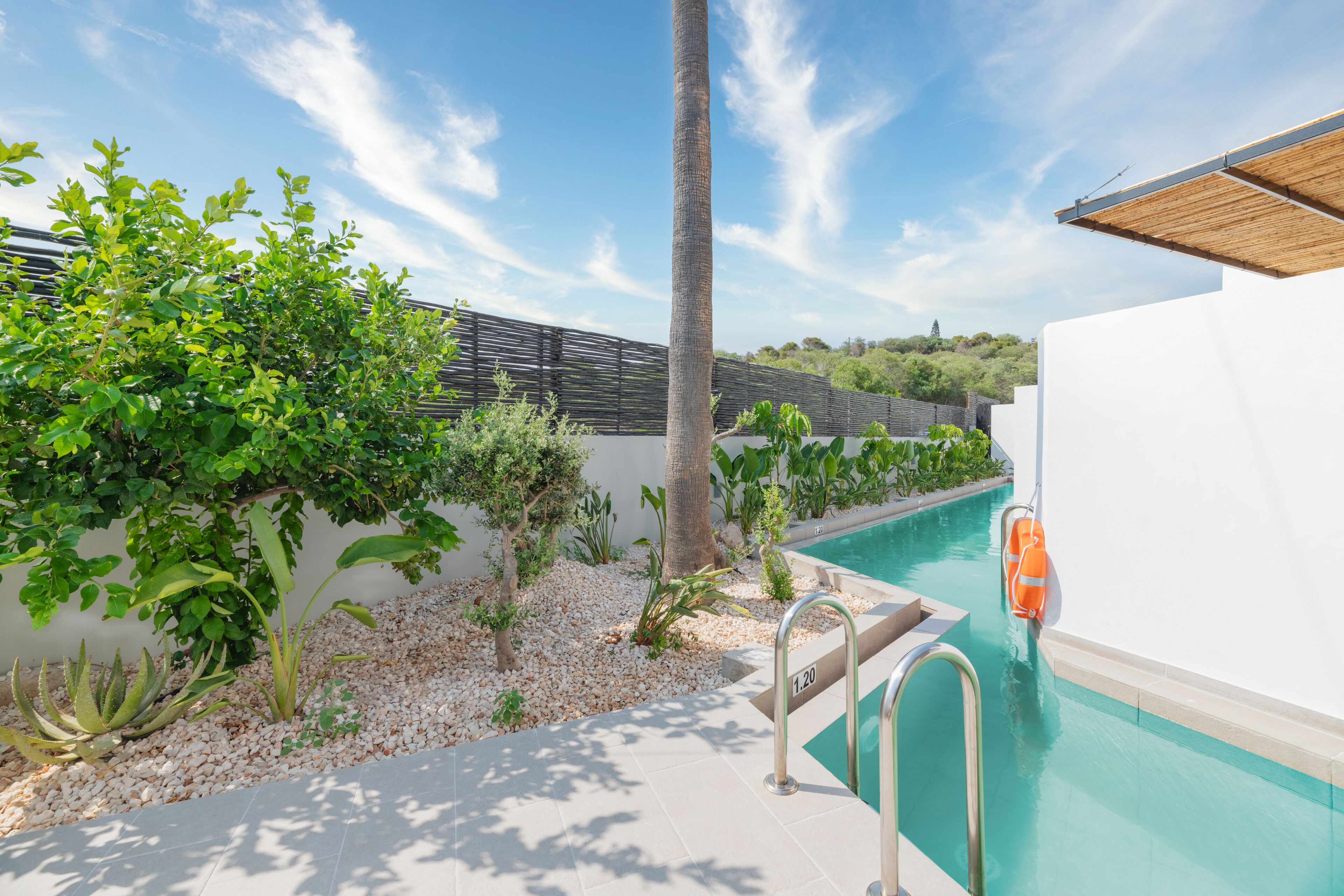 Quarto executivo, vista para a piscina | Roupas de cama antialérgicas, frigobar, cofres nos quartos, escrivaninha