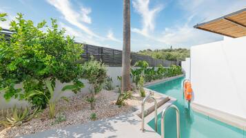 Quarto executivo, vista para a piscina | Roupas de cama antialérgicas, frigobar, cofres nos quartos, escrivaninha