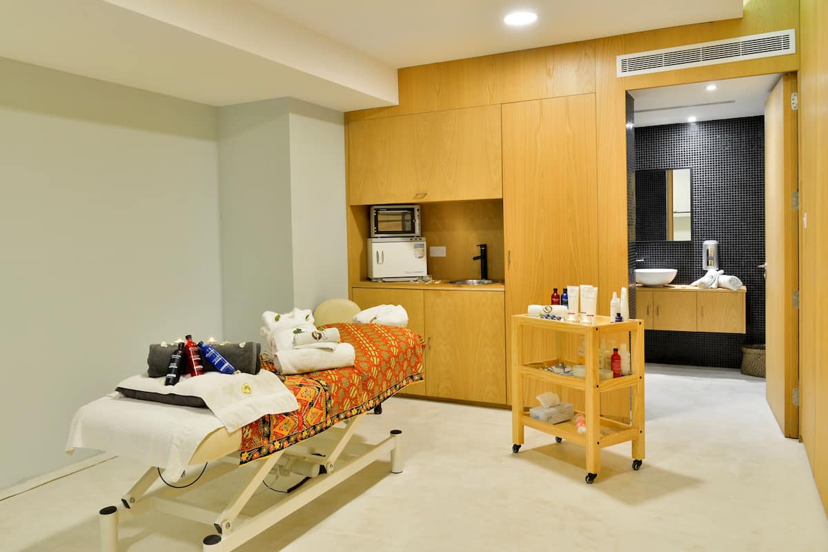 couples treatment room(s), sauna, hot tub, steam room, body treatments