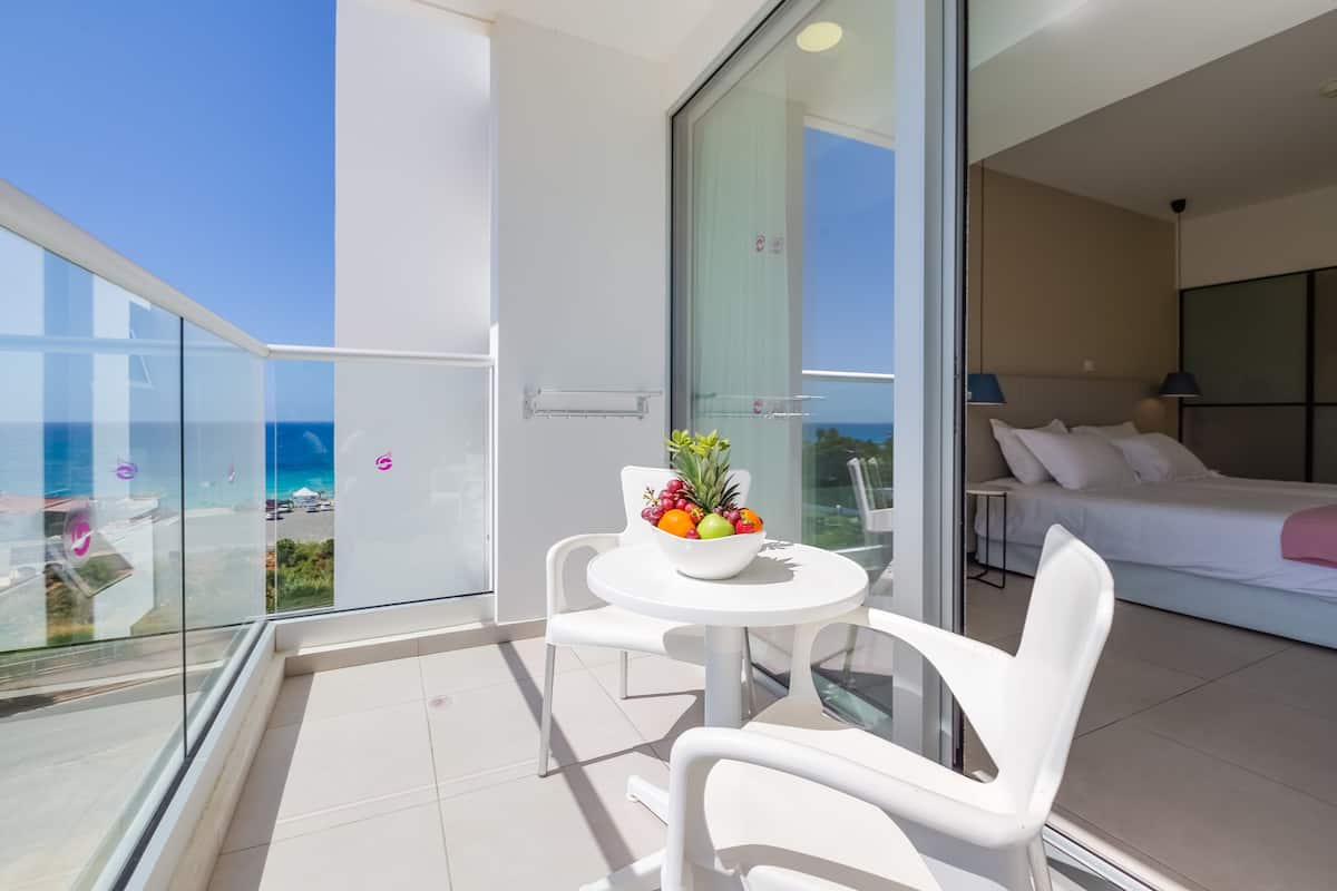 Chambre Double Supérieure, vue partielle sur la mer | Vue de la chambre