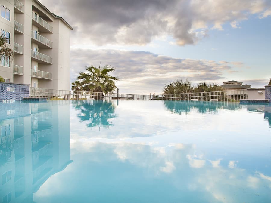 Piscina externa, guarda-sóis, espreguiçadeiras