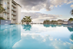 Una piscina al aire libre, sombrillas, tumbonas