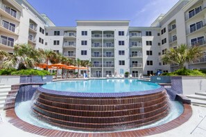 Outdoor pool, pool umbrellas, sun loungers - Holiday Inn Club Vacations Galveston Beach Resort by IHG (Galveston)