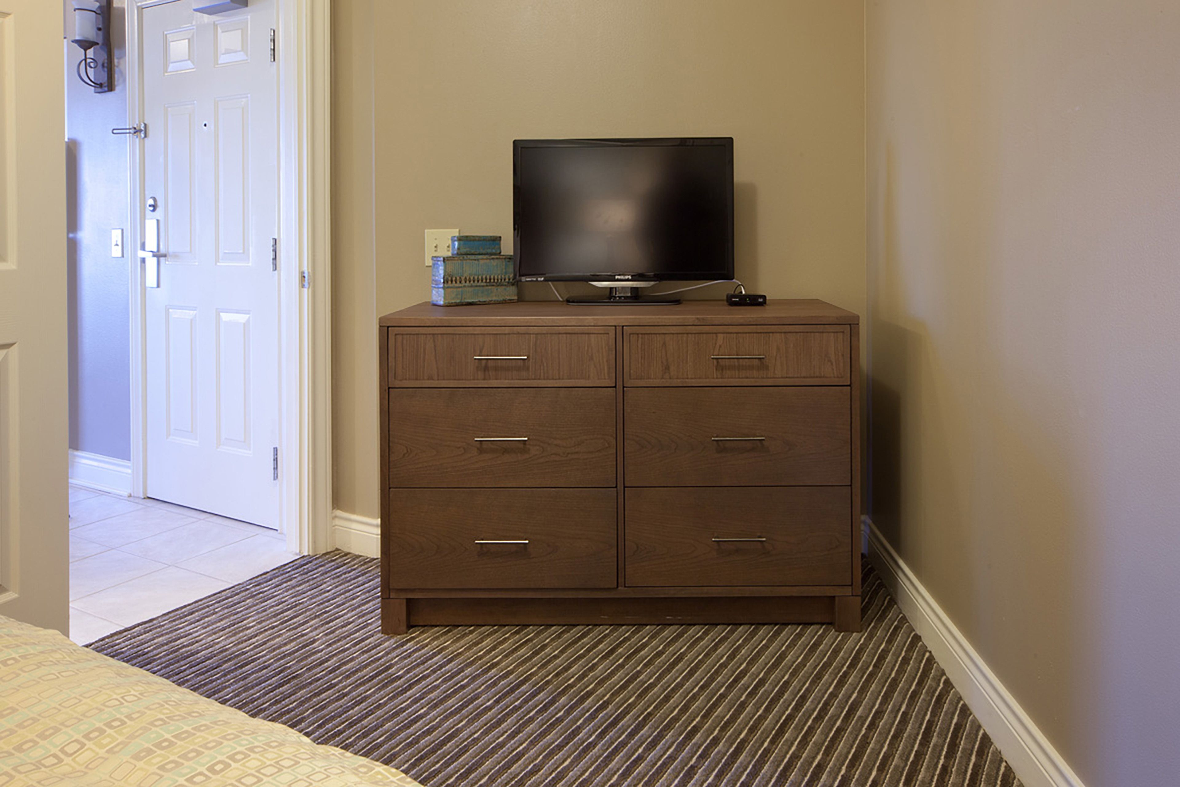 suite, 1 queen bed, non smoking | 1 bedroom, in-room safe, iron/ironing board, free cots/infant beds