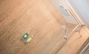 Een bad/douchecombinatie, designer toiletartikelen, een haardroger
