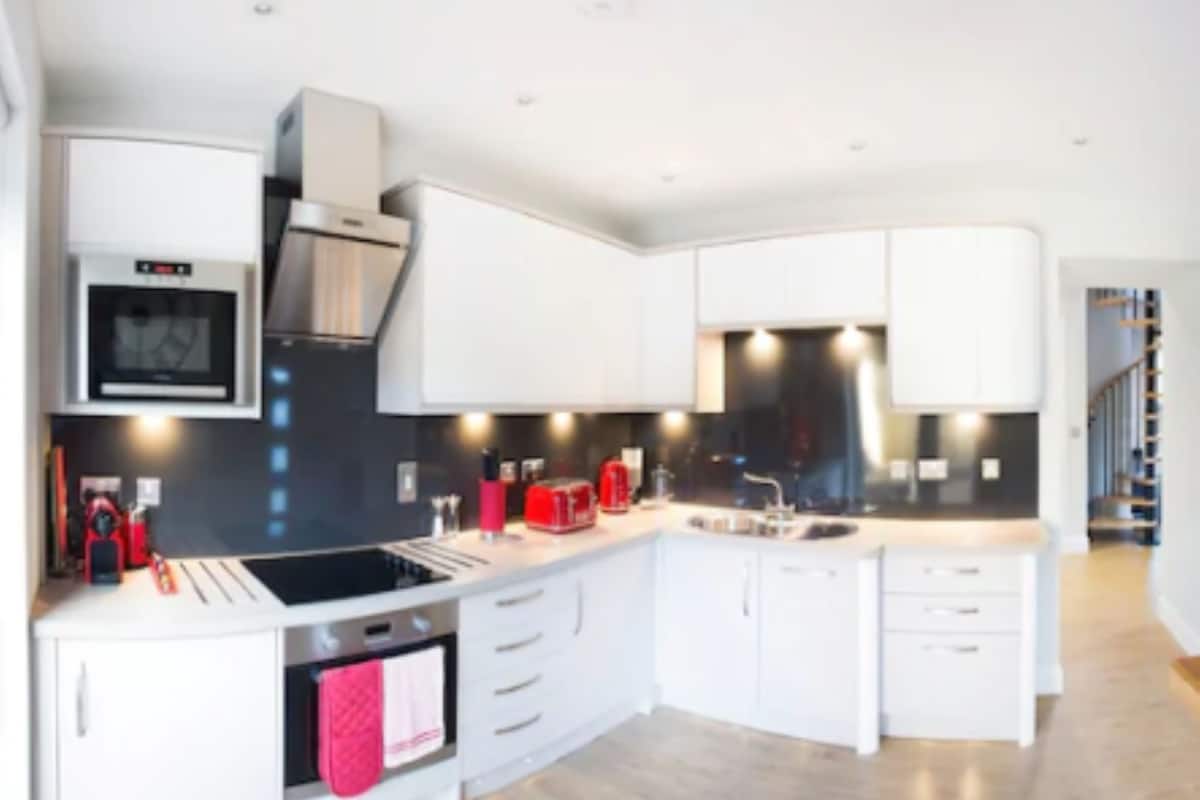 egyptian cotton sheets, premium bedding, pillow-top beds, desk