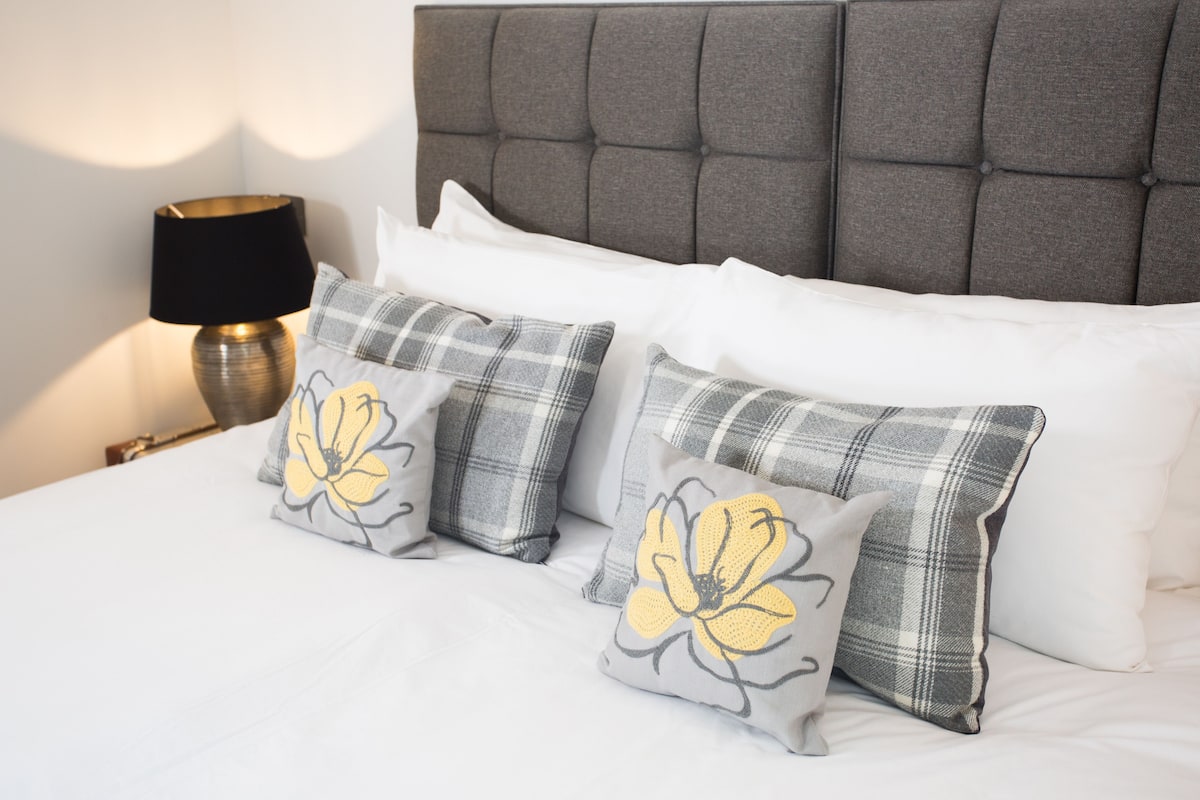 Egyptian cotton sheets, premium bedding, pillowtop beds, desk