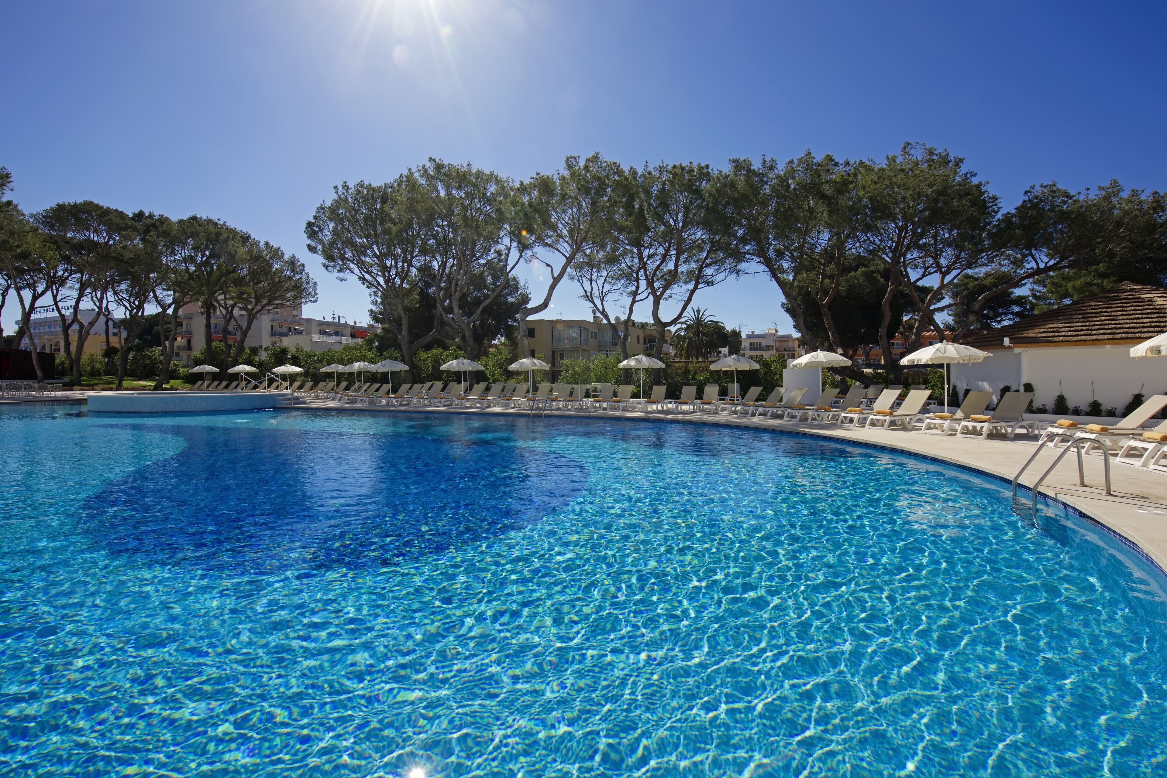 室内游泳池，现场救生员