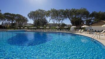 Indendørs pool, livreddere på stedet