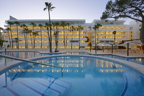 A hotel with a swimming pool, palm trees, and a multi-story building with balconies. - Iberostar Waves Cristina (Palma de Mallorca)