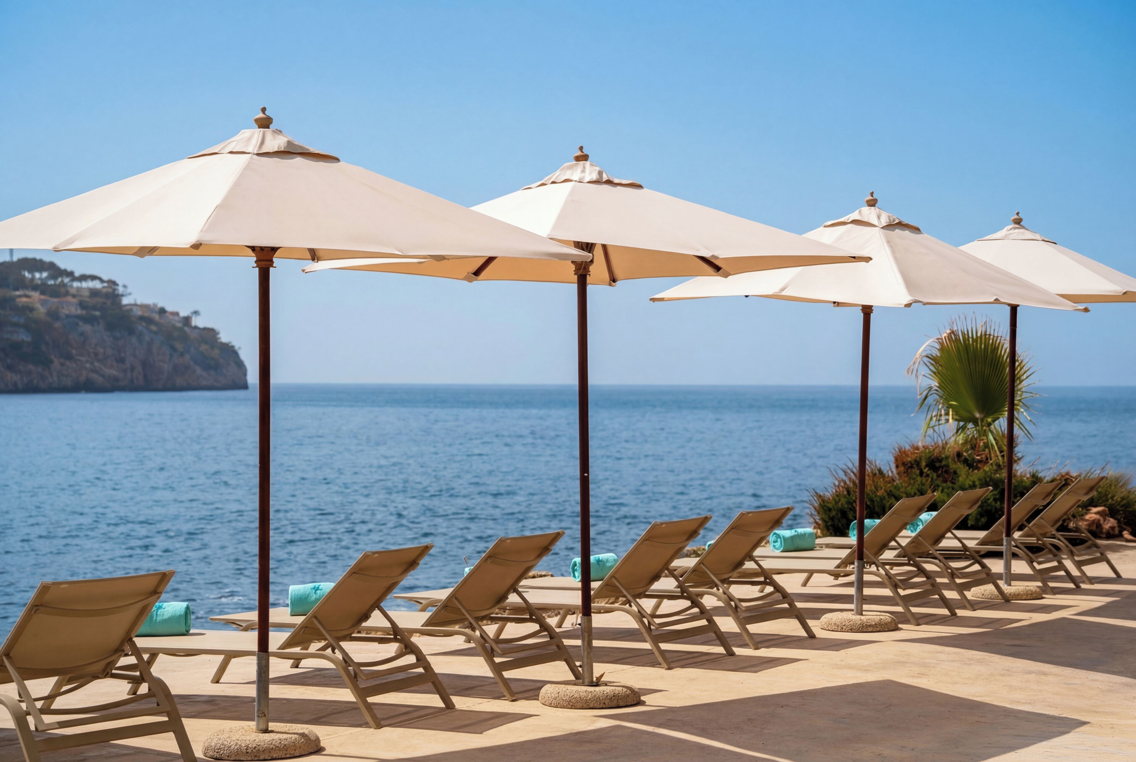 Piscine couverte, 2 piscines extérieures, parasols de plage