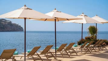 Piscine couverte, 2 piscines extérieures, parasols de plage
