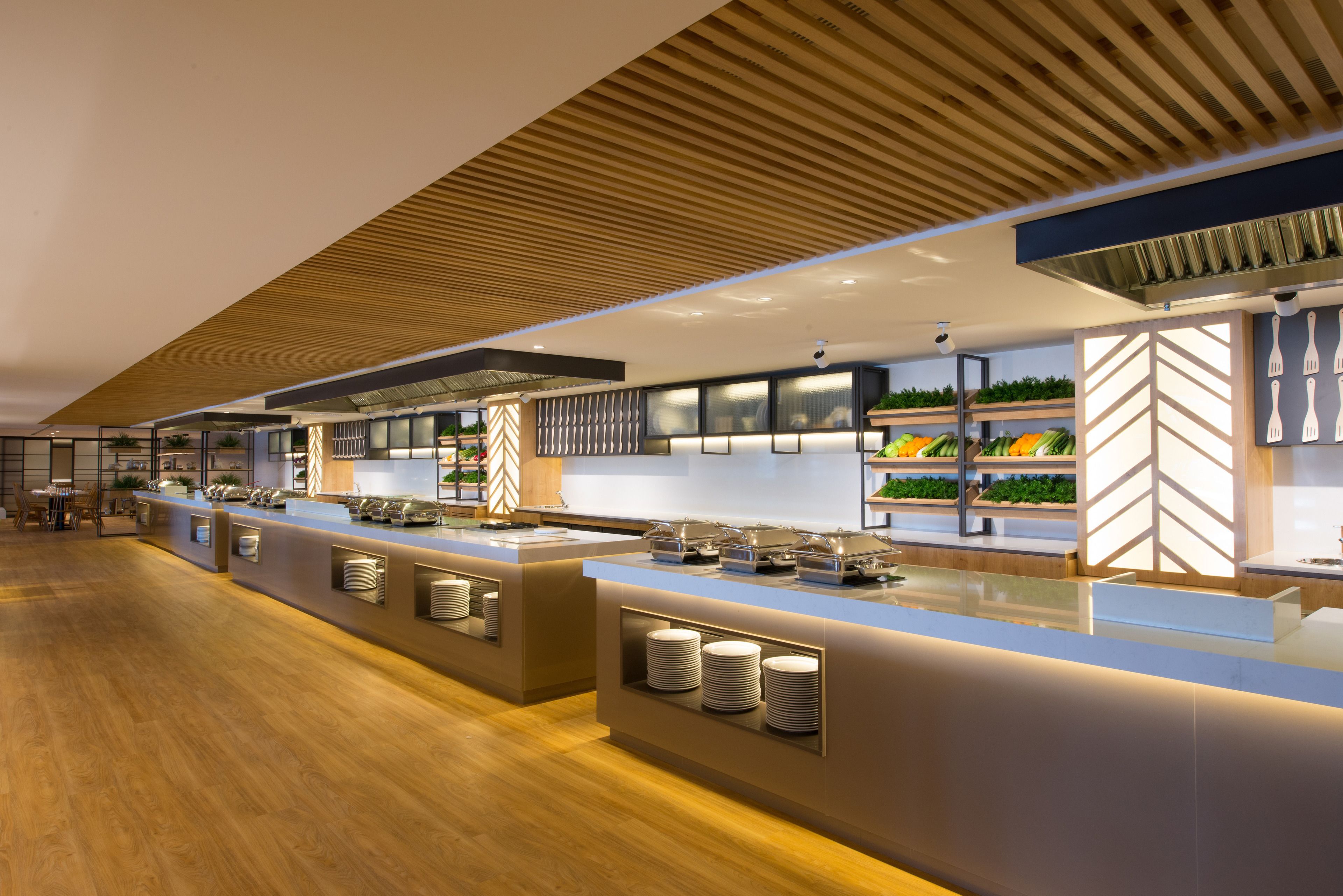 2 restaurants; breakfast, lunch, and dinner served