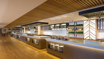 2 restaurants; breakfast, lunch, and dinner served
