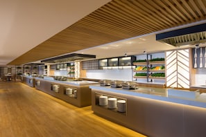 2 restaurants; breakfast, lunch and dinner served 