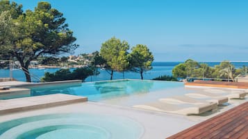 Piscine couverte, 2 piscines extérieures, parasols de plage