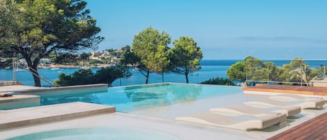 Una piscina cubierta, 2 piscinas al aire libre, sombrillas, tumbonas