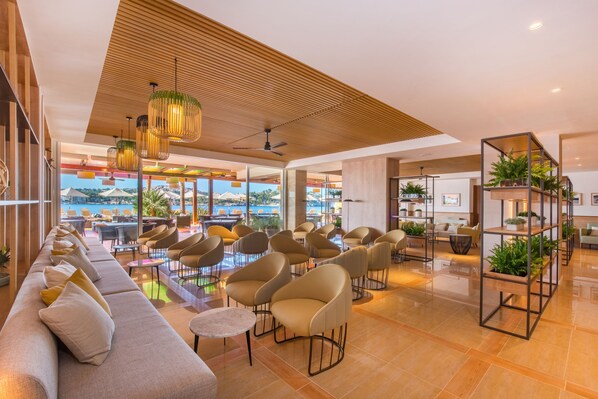 2 か所のバー / ラウンジ、プールサイドバー