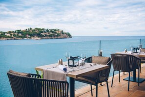 2 restaurants; s'hi serveixen esmorzars, dinars i sopars