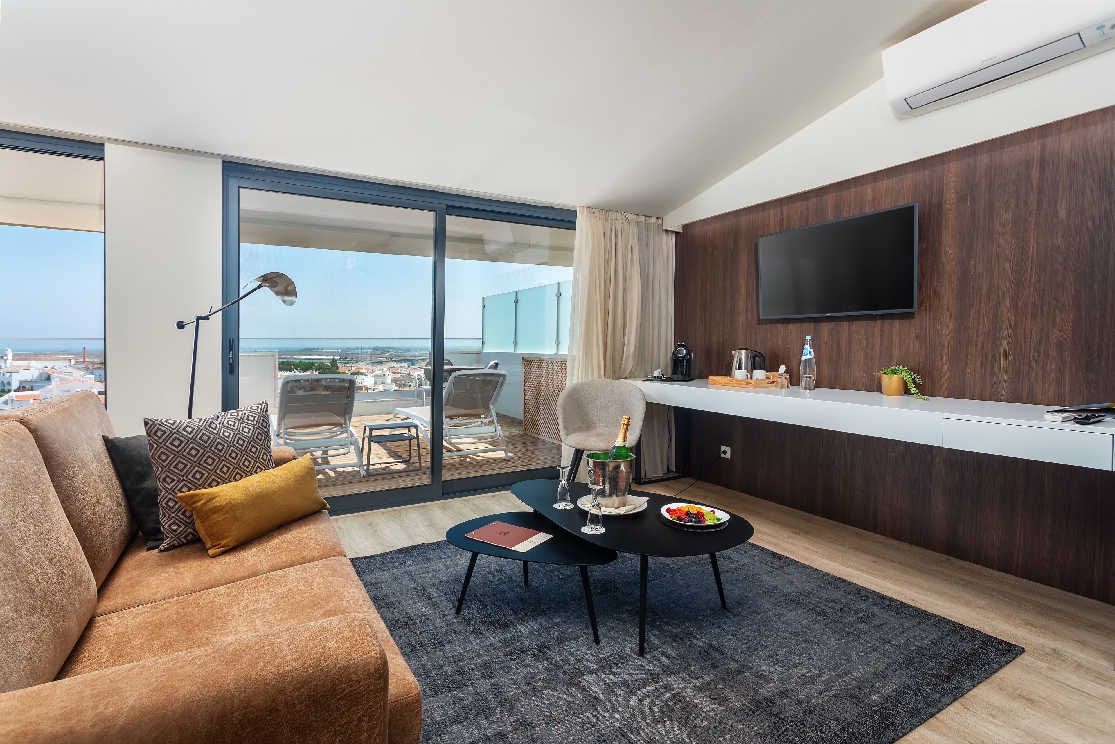 Phòng Suite Deluxe | Minibar, két bảo mật tại phòng, bàn, màn/rèm cản sáng 