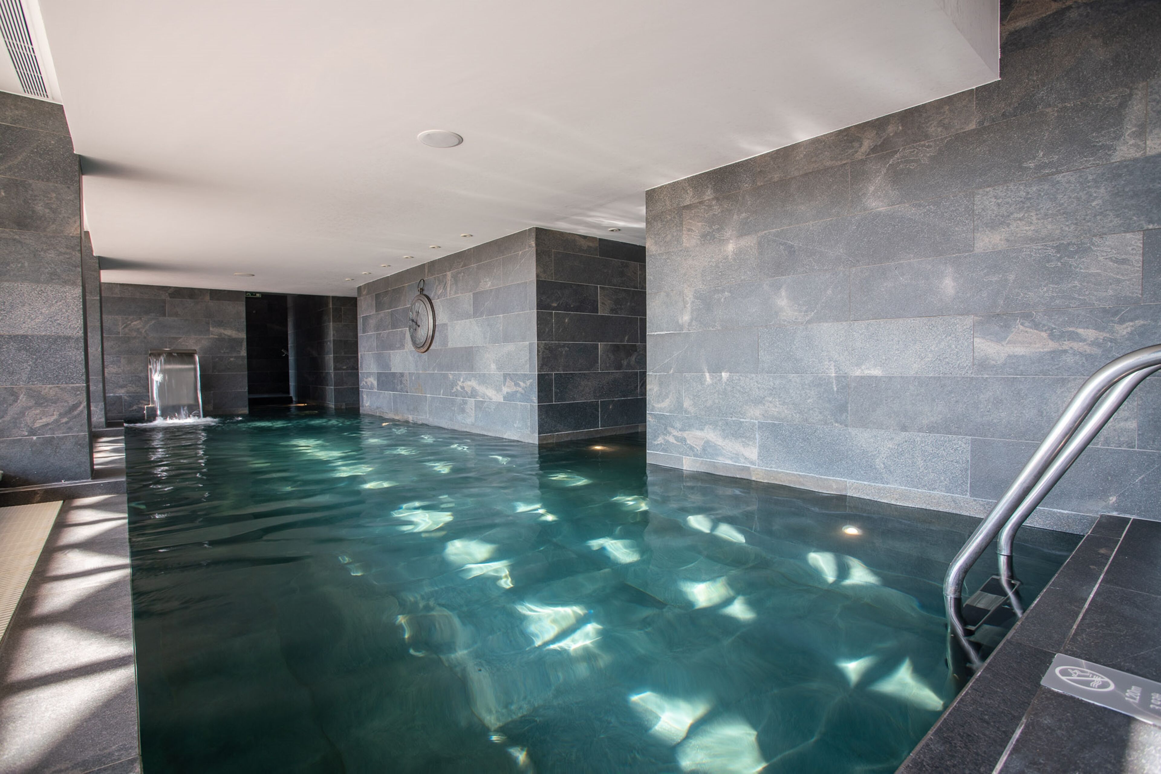 Inomhuspool, utomhuspool, parasoller och solstolar