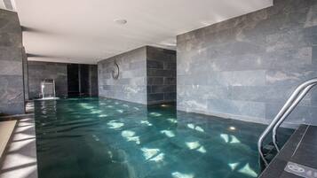 Inomhuspool, utomhuspool, parasoller och solstolar