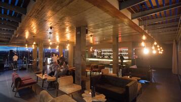2 barer/lounger och bar vid poolen