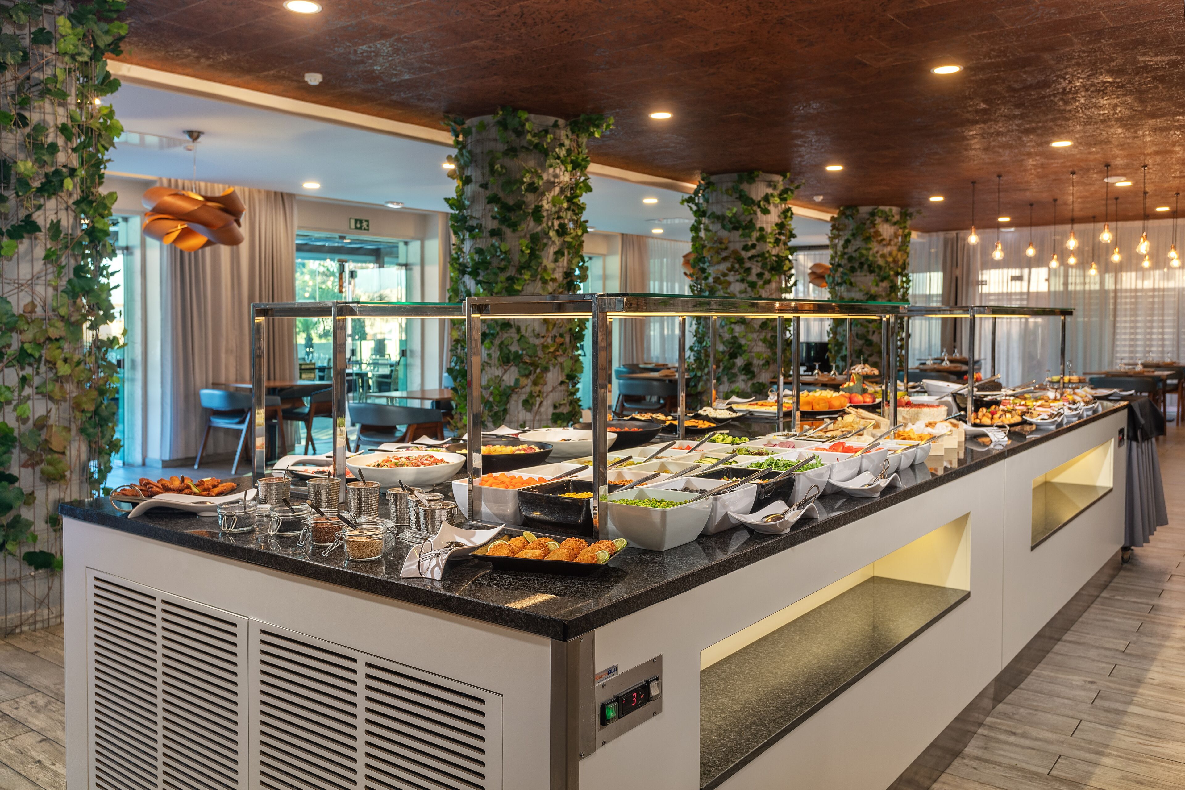 2 nhà hàng, phục vụ bữa sáng 