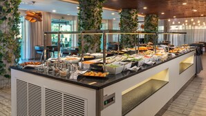 2 nhà hàng; phục vụ bữa sáng, bữa trưa và bữa tối