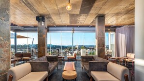 2 quầy bar/khu lounge, quầy bar bên hồ bơi 