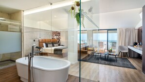Phòng Suite Deluxe | Minibar, két bảo mật tại phòng, bàn, màn/rèm cản sáng 