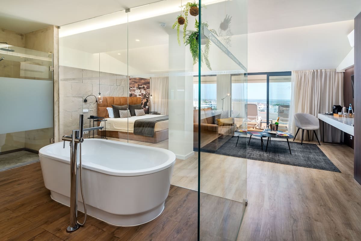 Deluxe Suite | 1 bedroom, minibar, in-room safe, desk