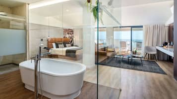 Deluxe Suite | 1 bedroom, minibar, in-room safe, desk
