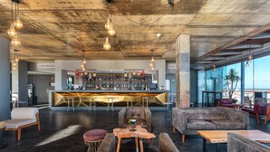 2 quầy bar/khu lounge, quầy bar bên hồ bơi 
