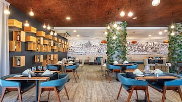 2 restaurants; ze serveren er ontbijt, lunch en diner