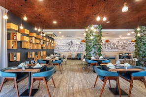 2 restaurants servant le petit déjeuner, le déjeuner et le dîner
