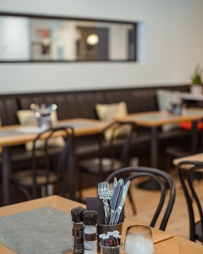 Café da manhã completo todos os dias mediante uma taxa