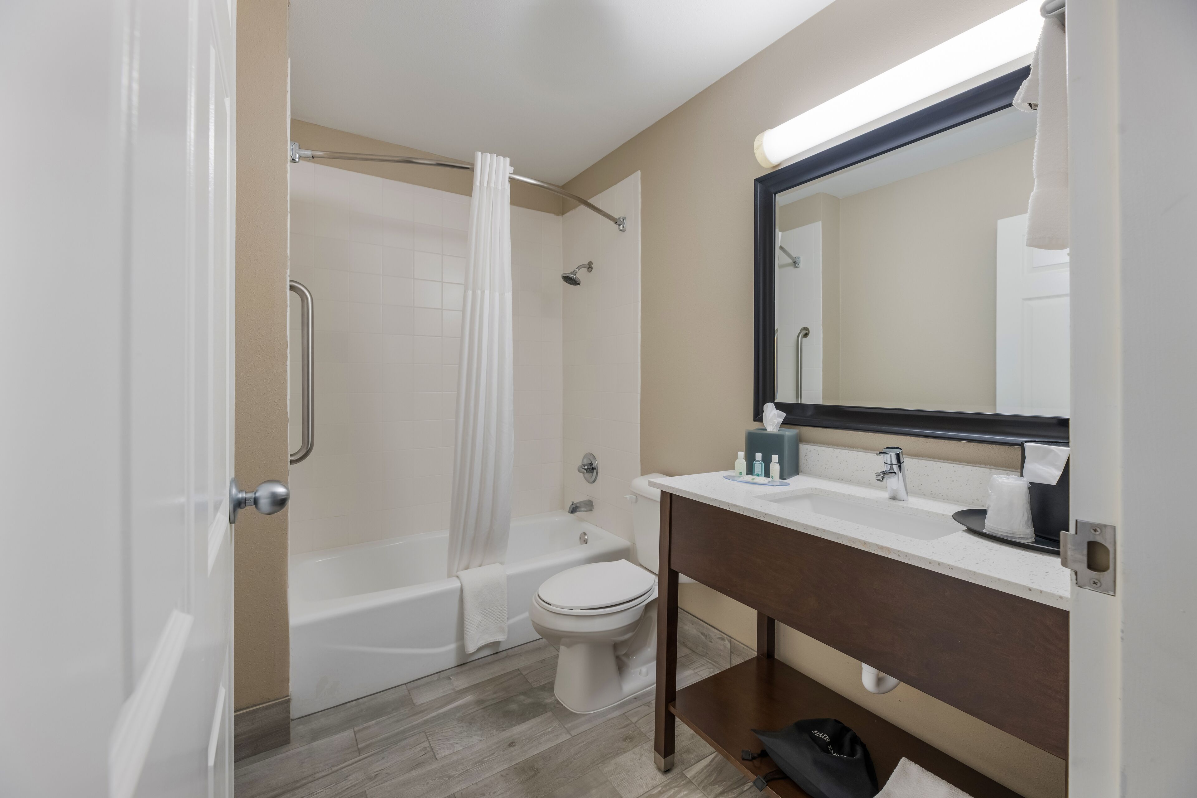 standard room, 1 king bed, non smoking | bathroom | free toiletries, hair dryer, towels