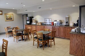 Free daily buffet breakfast  - Country Inn & Suites by Radisson, Hot Springs, AR (Hot Springs)
