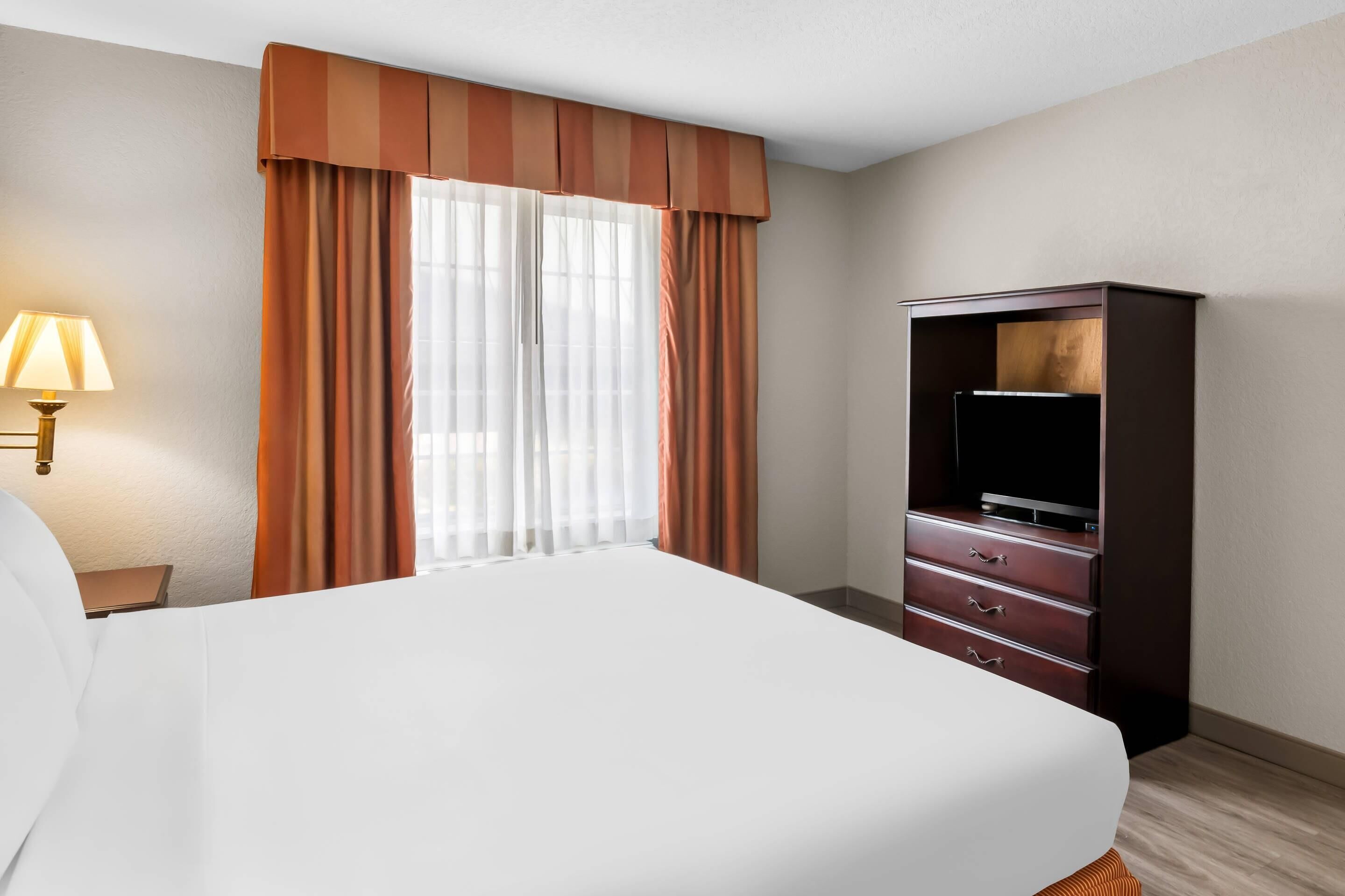 Chambre, 1 très grand lit, accessible aux personnes à mobilité réduite, non-fumeurs (Extended Stay) | Literie de qualité supérieure, couette en duvet d'oie, bureau