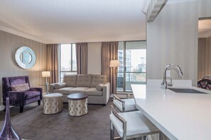 Premium bedding, in-room safe, desk, laptop workspace - La Grande Residence Vancouver at The Sutton Place Hotel (Vancouver)