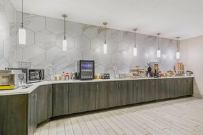 Free daily full breakfast  - La Quinta Inn & Suites by Wyndham Batavia (Batavia)