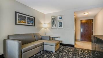 Studio-suite - 1 kingsize-seng - ikke-ryger | Premium-sengetøj, senge med topmadrasser, skrivebord